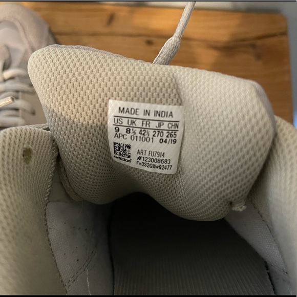 Yeezy 700 - Picture 12 of 12